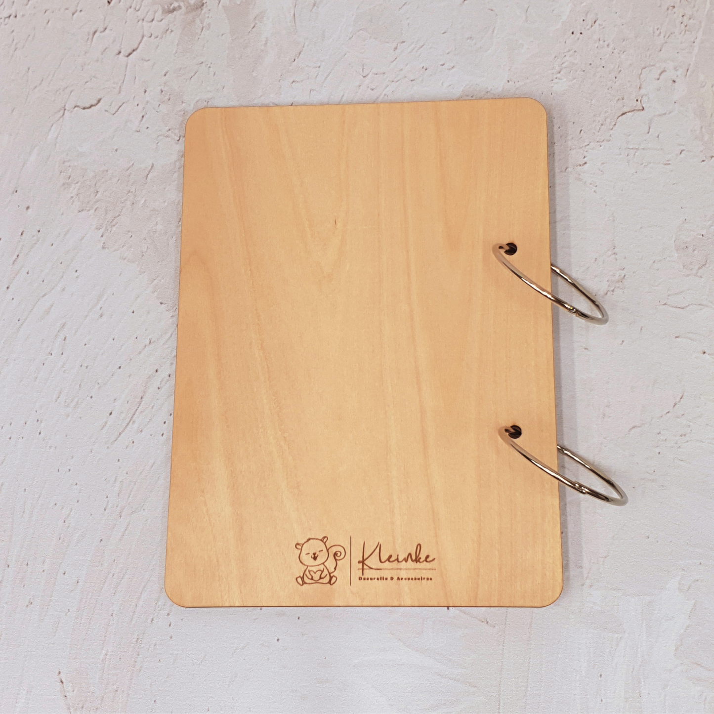 Achterkant houten bewaarbundel geboortekaartjes beer in vliegtuig gegraveerd