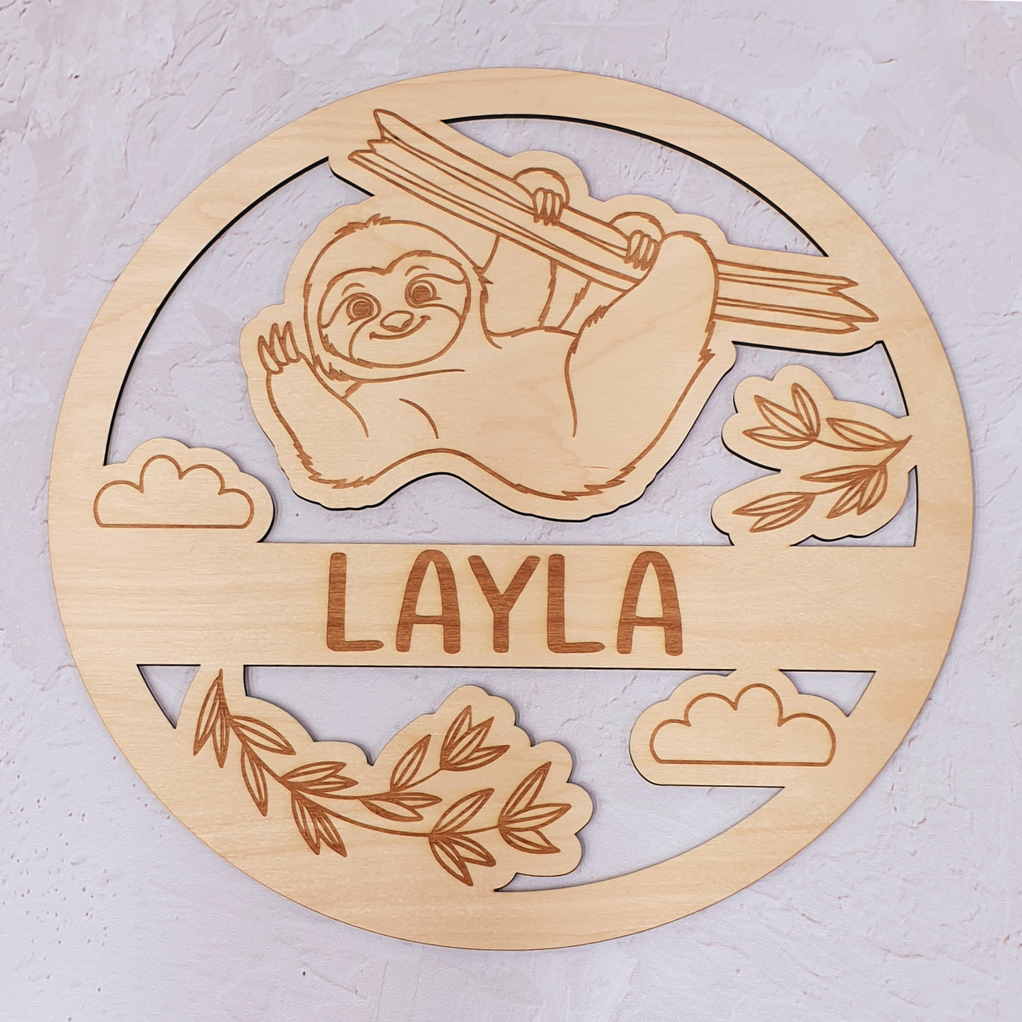 Houten naambord gegraveerd met luiaard en gepersonaliseerd met naam