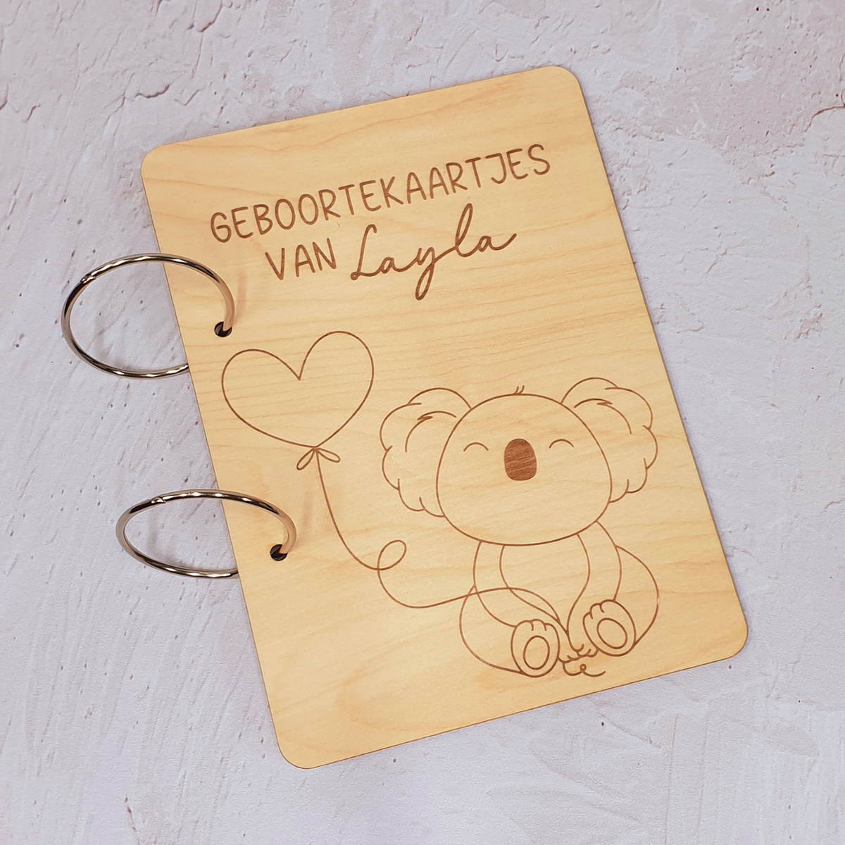 Bewaarbundel geboortekaartjes gegraveerd en gepersonaliseerd koala met hartjesballon