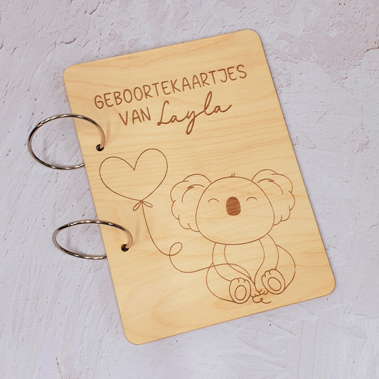 Bewaarbundel geboortekaartjes gegraveerd en gepersonaliseerd koala met hartjesballon
