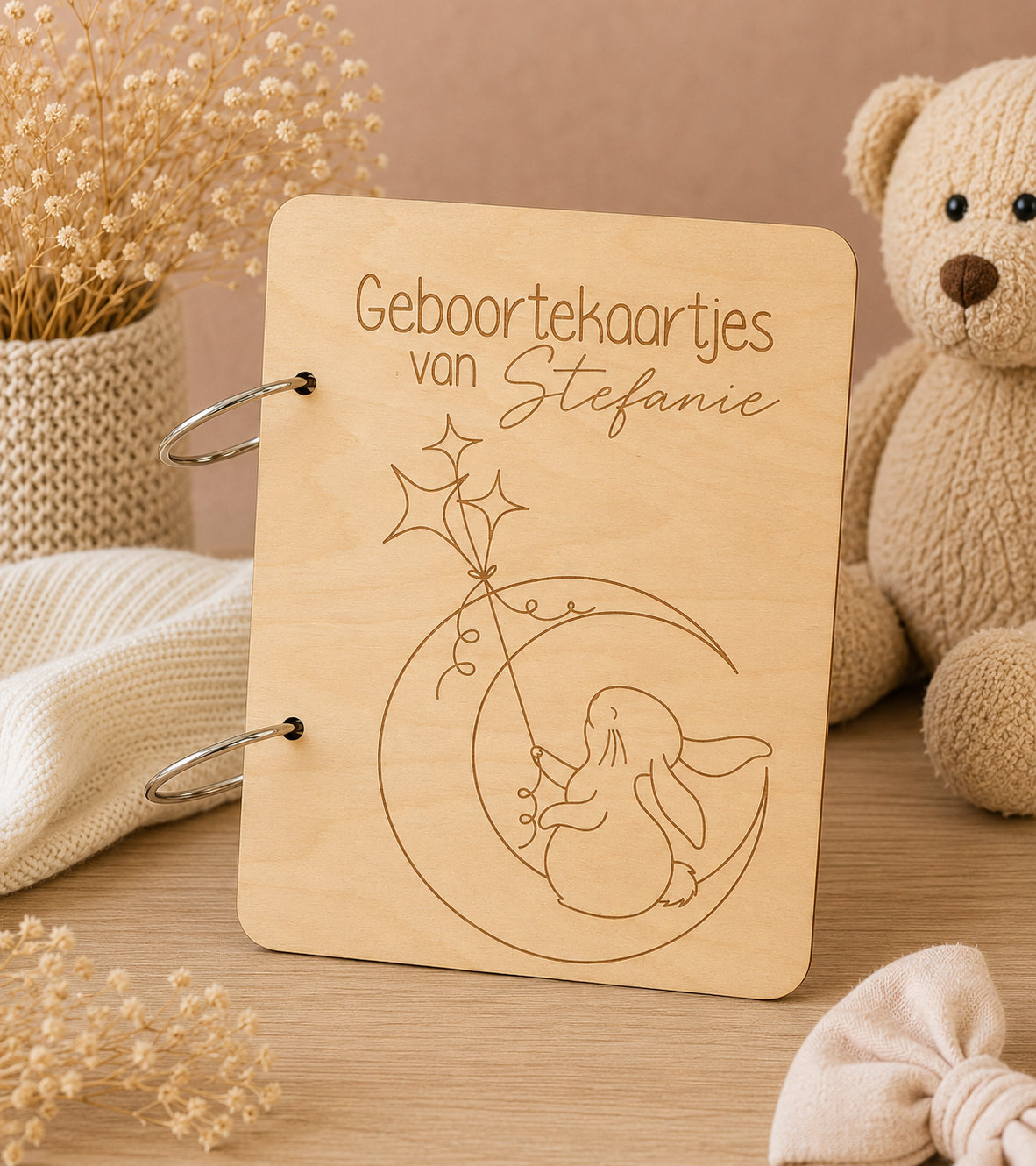 Bewaarbundel geboortekaartjes van hout gegraveerd met konijn en maan gepersonaliseerd