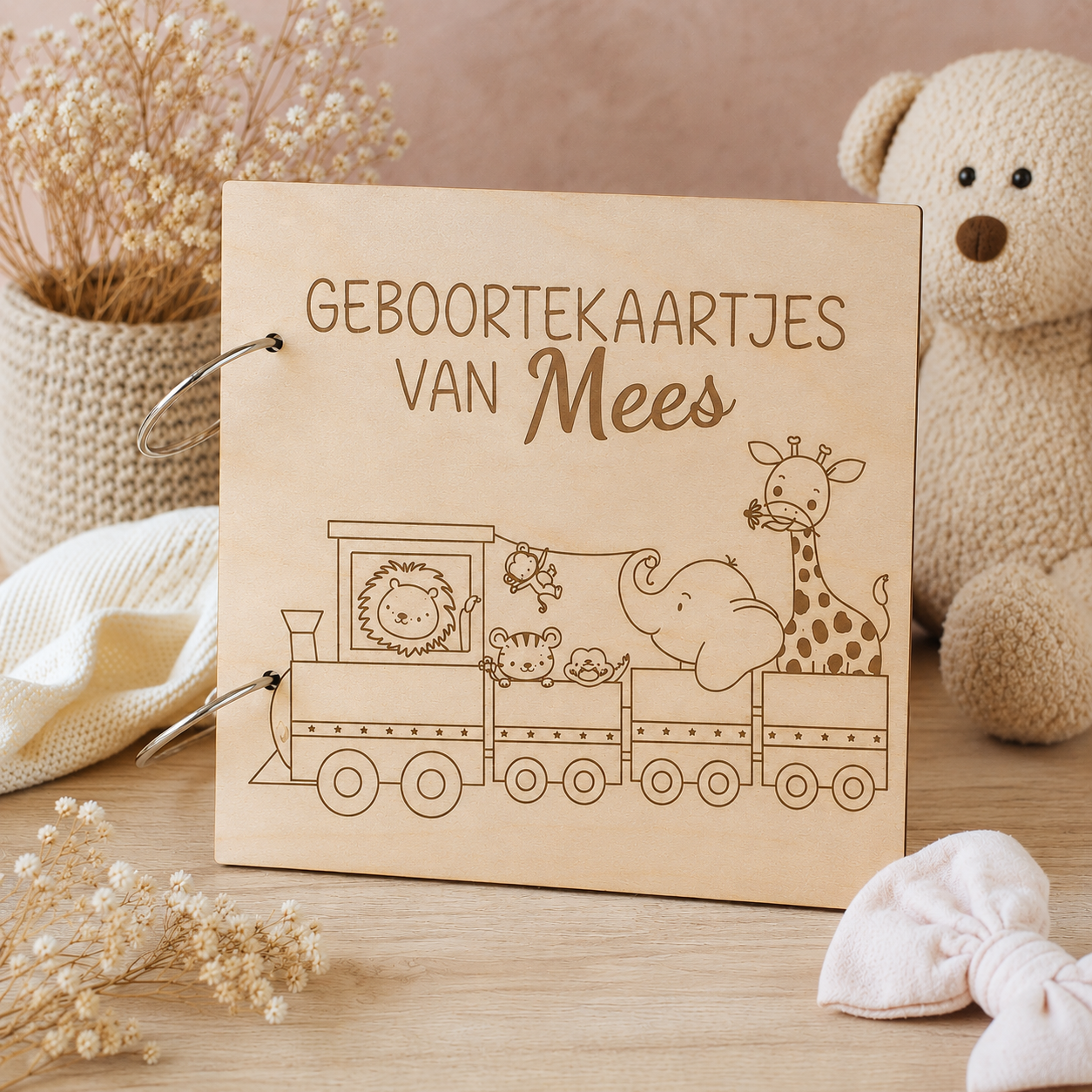 Geboortekaartjes bewaarbundel van hout gegraveerd met trein gevuld met safari dieren