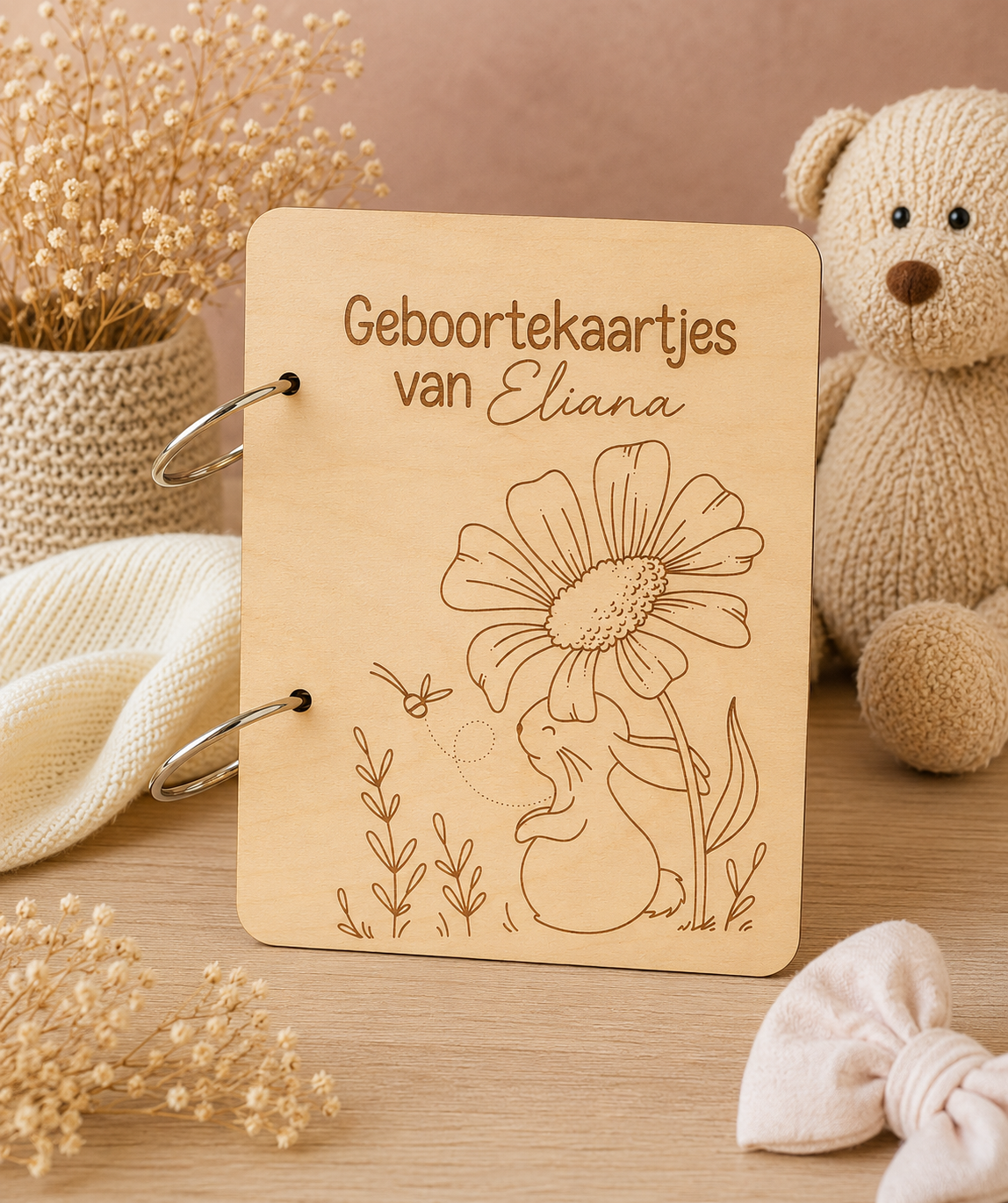 Geboortekaartjes bewaarbundel van hout gegraveerd met konijn en bloemen gepersonaliseerd