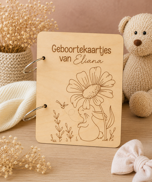 Geboortekaartjes bewaarbundel van hout gegraveerd met konijn en bloemen gepersonaliseerd