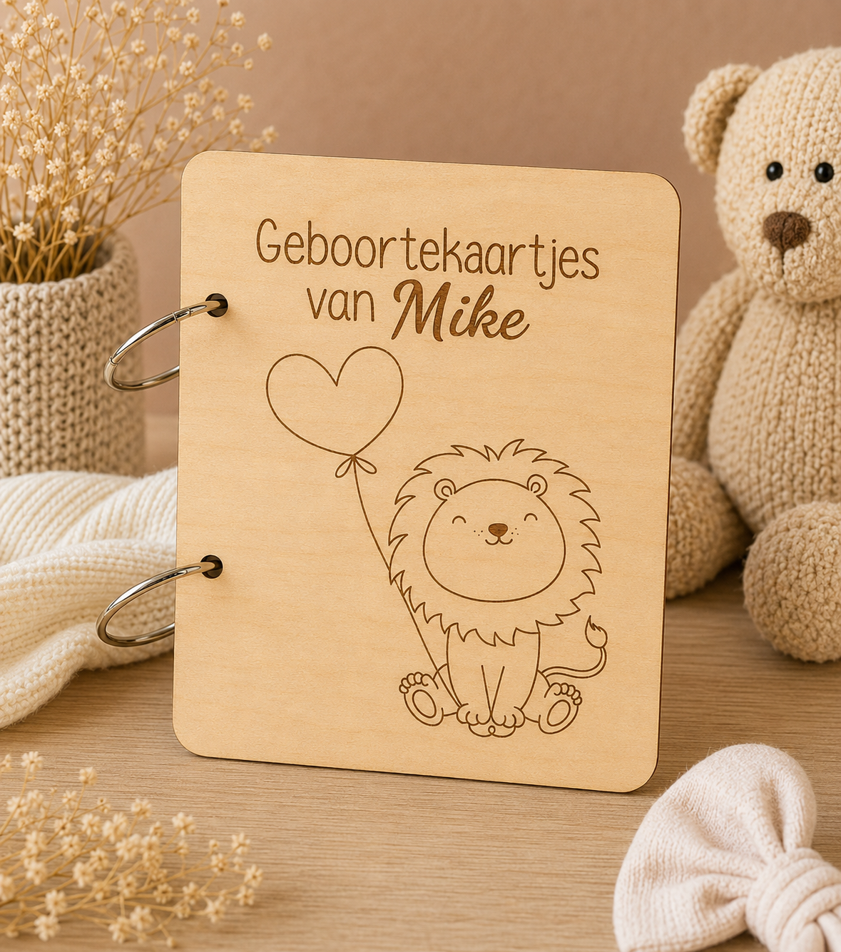 Geboortekaartjes bewaarbundel van hout gegraveerd met leeuw en hartjes ballon gepersonaliseerd