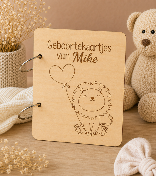 Geboortekaartjes bewaarbundel van hout gegraveerd met leeuw en hartjes ballon gepersonaliseerd