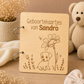 Geboortekaartjes bewaarbundel van hout gegraveerd met puppy en bloemen gepersonaliseerd