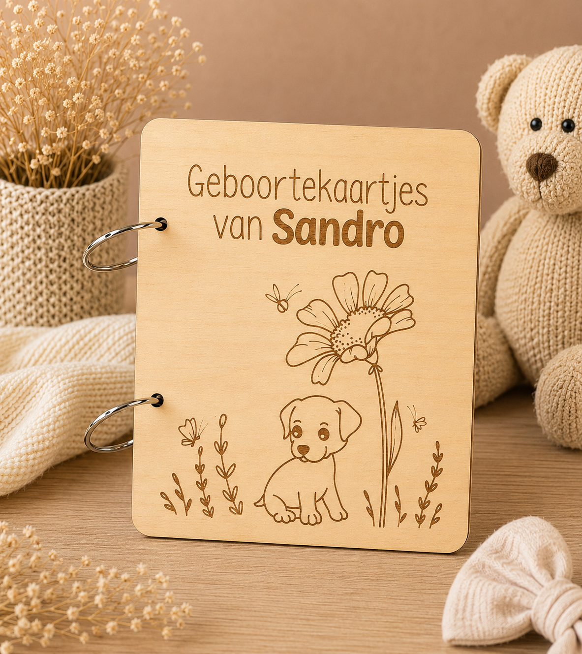 Geboortekaartjes bewaarbundel van hout gegraveerd met puppy en bloemen gepersonaliseerd