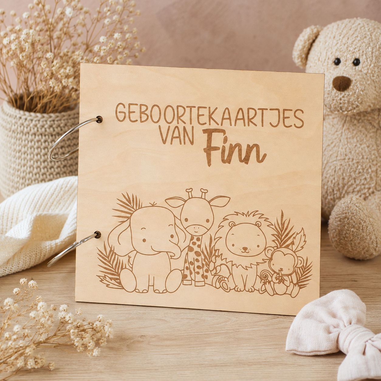 Geboortekaartjes bewaarbundel van hout gegraveerd met safari dieren gepersonaliseerd