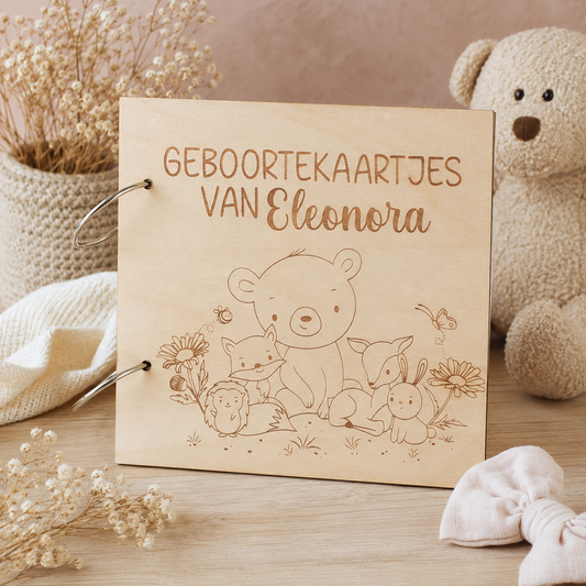Geboortekaartjes bewaarbundel van hout gegraveerd met naam en bosdieren