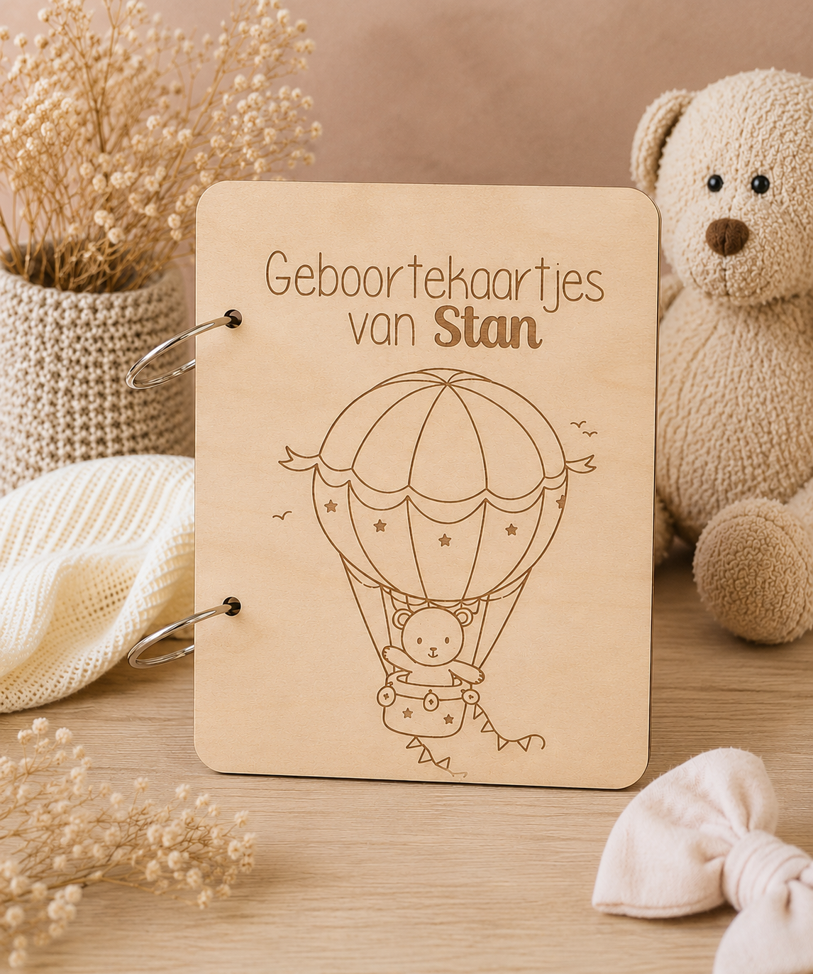 Geboortekaartjes bewaarbundel van hout gegraveerd met beertje in luchtballon gepersonaliseerd