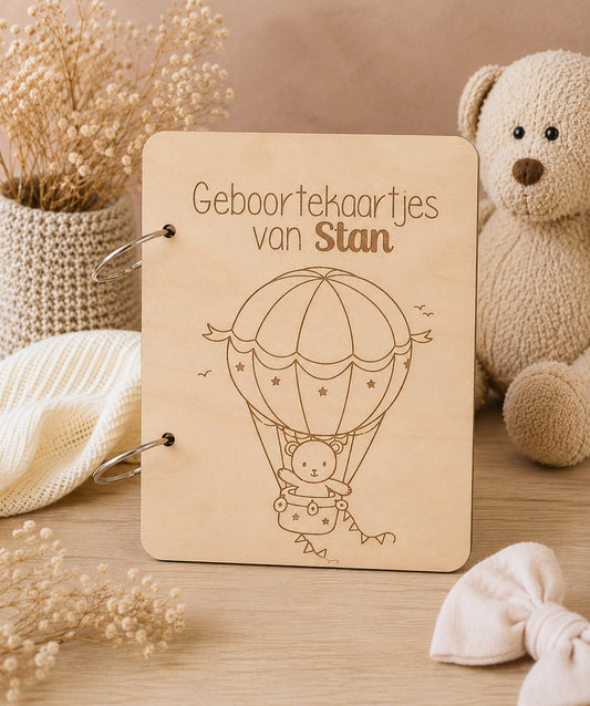 Geboortekaartjes bewaarbundel van hout gegraveerd met beertje in luchtballon gepersonaliseerd