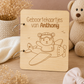 Geboortekaartjes bewaarbundel van hout gegraveerd met beertje in vliegtuig gepersonaliseerd