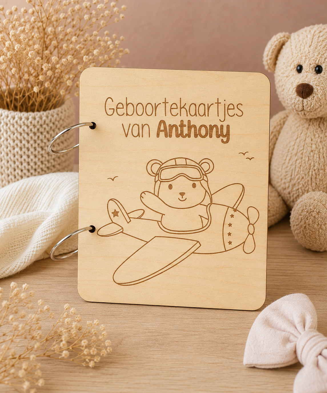 Geboortekaartjes bewaarbundel van hout gegraveerd met beertje in vliegtuig gepersonaliseerd