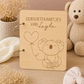 Geboortekaartjes bewaarbundel van hout gegraveerd met koala en hartjes ballon gepersonaliseerd 