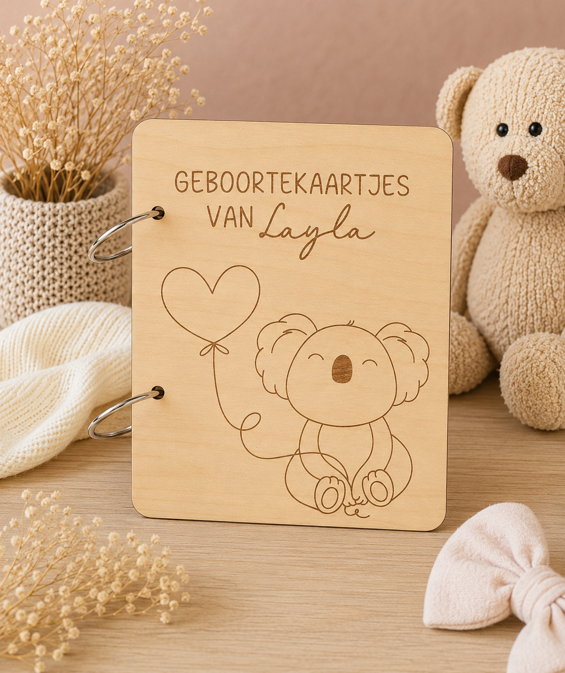 Geboortekaartjes bewaarbundel van hout gegraveerd met koala en hartjes ballon gepersonaliseerd 