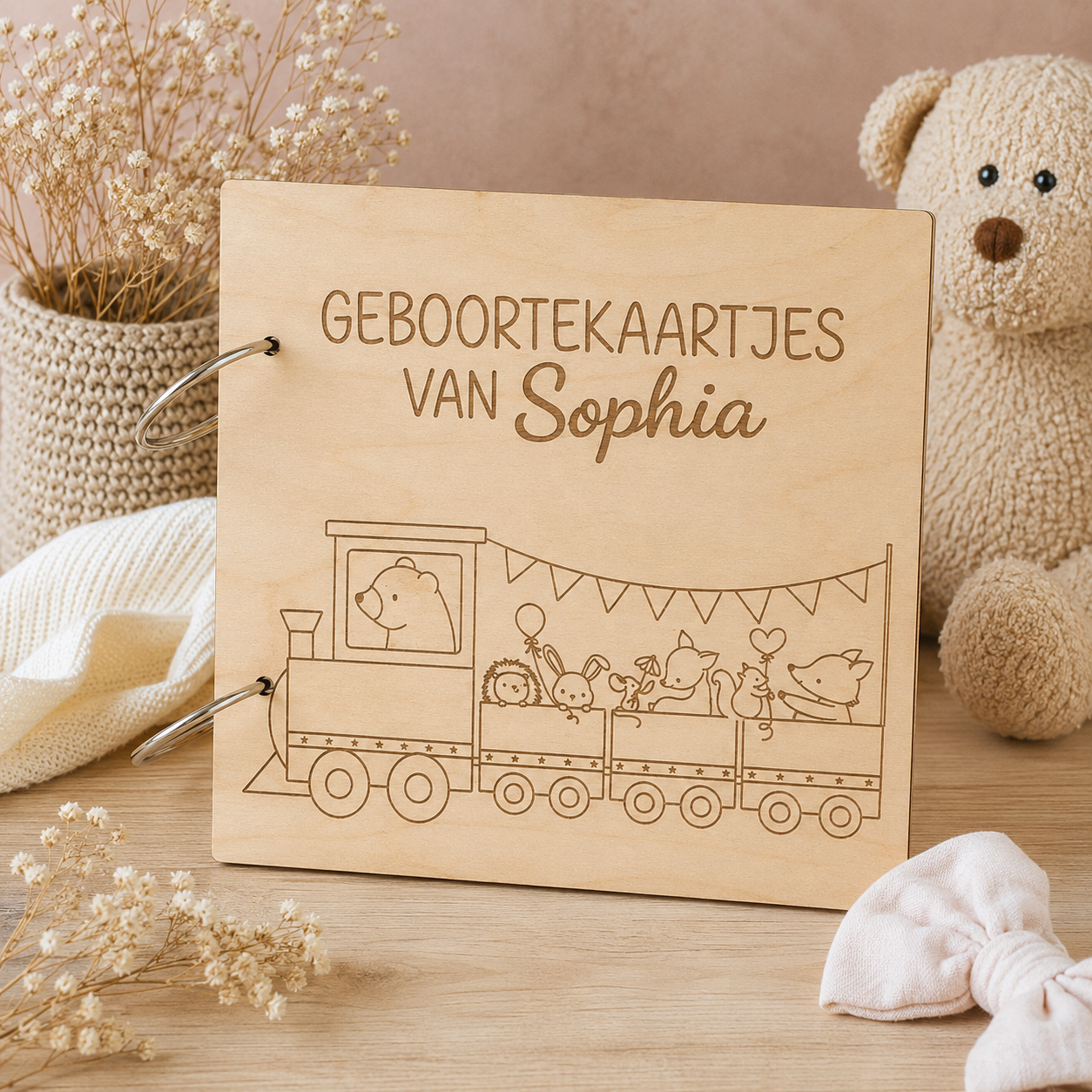 Geboortekaartjes bewaarbundel van hout gegraveerd met bosdieren in een trein
