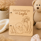 Geboortekaartjes bewaarbundel van hout gegraveerd met otter en bloemen gepersonaliseerd