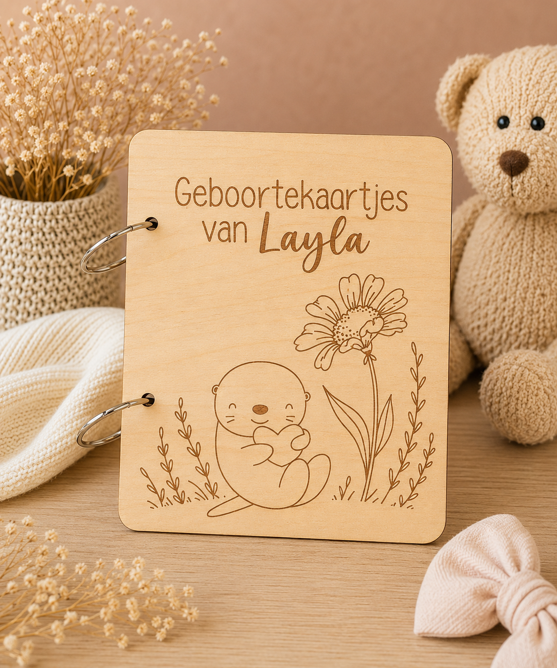 Geboortekaartjes bewaarbundel van hout gegraveerd met otter en bloemen gepersonaliseerd