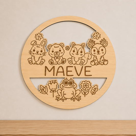 Gegraveerd houten naambord met bosdieren gepersonaliseerd met naam