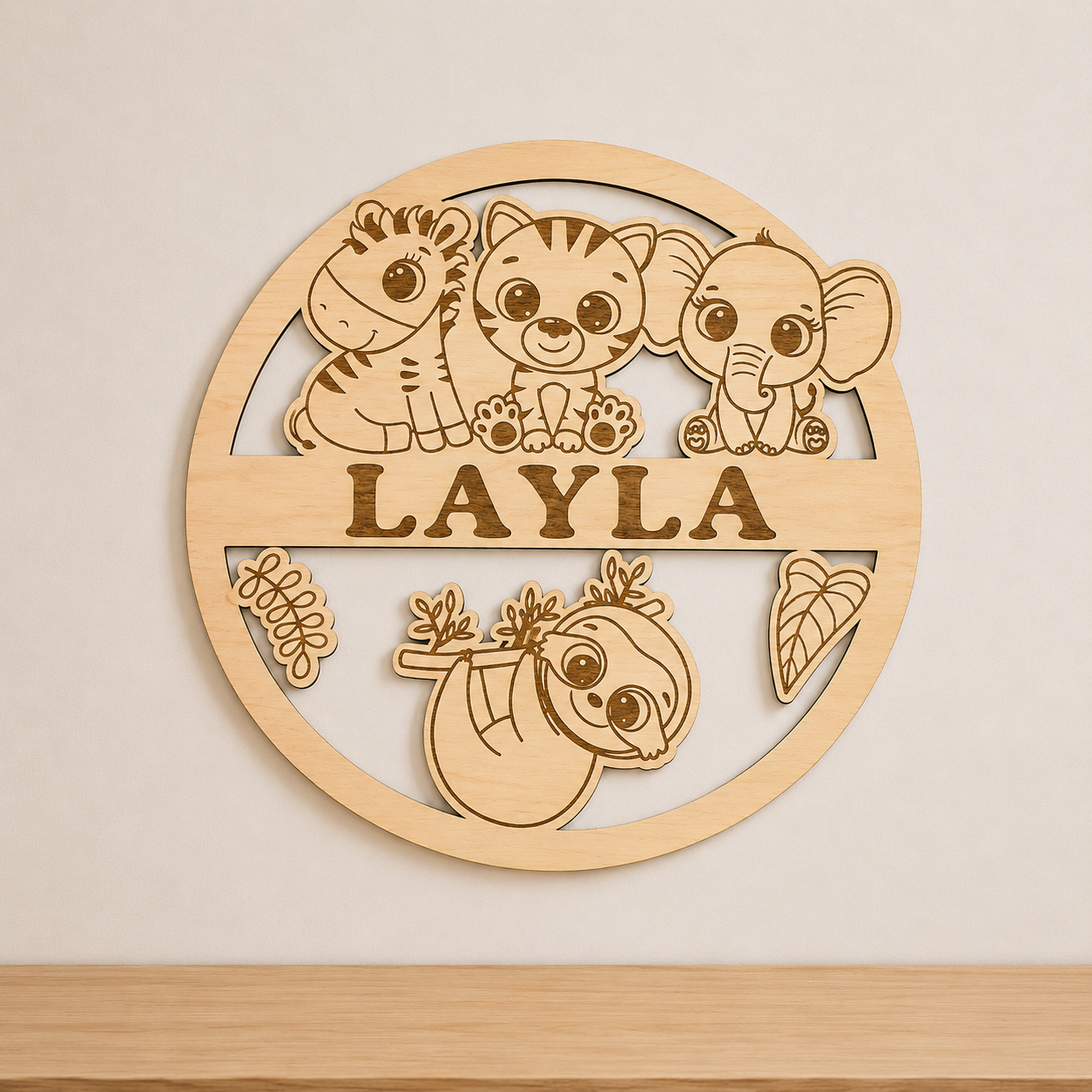 Gegraveerd houten naambord met safari diertjes gepersonaliseerd met naam