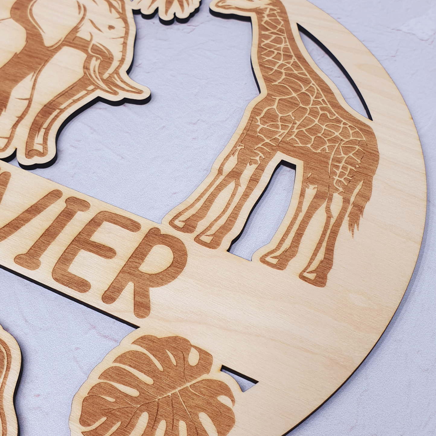 Gegraveerd houten naambord gepersoanliseerd met naam safari dieren 