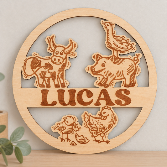 Houten bord gegraveerd met boerderij dieren, koe, kippen, varken en gans. Gepersonaliseerd met naam