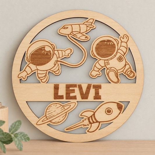 Houten bord gegraveerd met astronauten een raket en planeten. Gepersonaliseerd met naam. Kinderkamer ruimte thema 