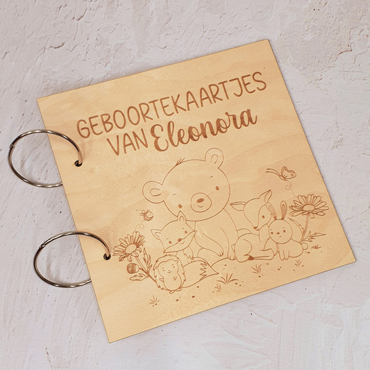 Houten bewaarbundel geboortekaartjes bosdieren gegraveerd en gepersonaliseerd