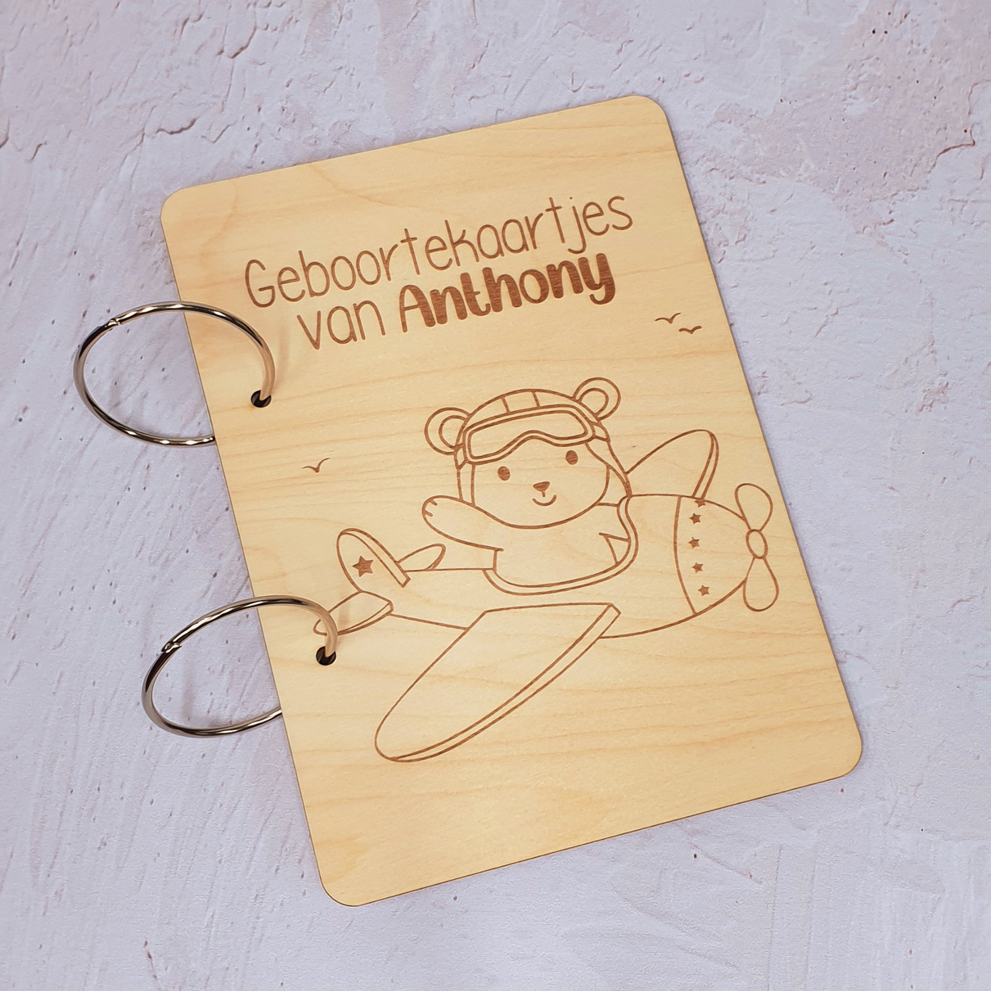 Houten bewaarbundel geboortekaartjes gegraveerd beer in vliegtuig gepersonaliseerd