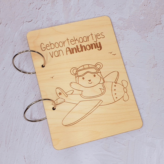 Houten bewaarbundel geboortekaartjes gegraveerd beer in vliegtuig gepersonaliseerd