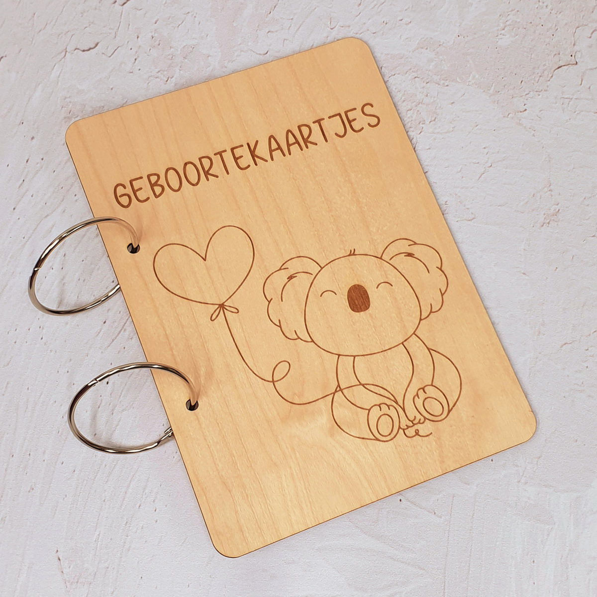 Houten bewaarbundel geboortekaartjes gegraveerd koala met hartjesballon