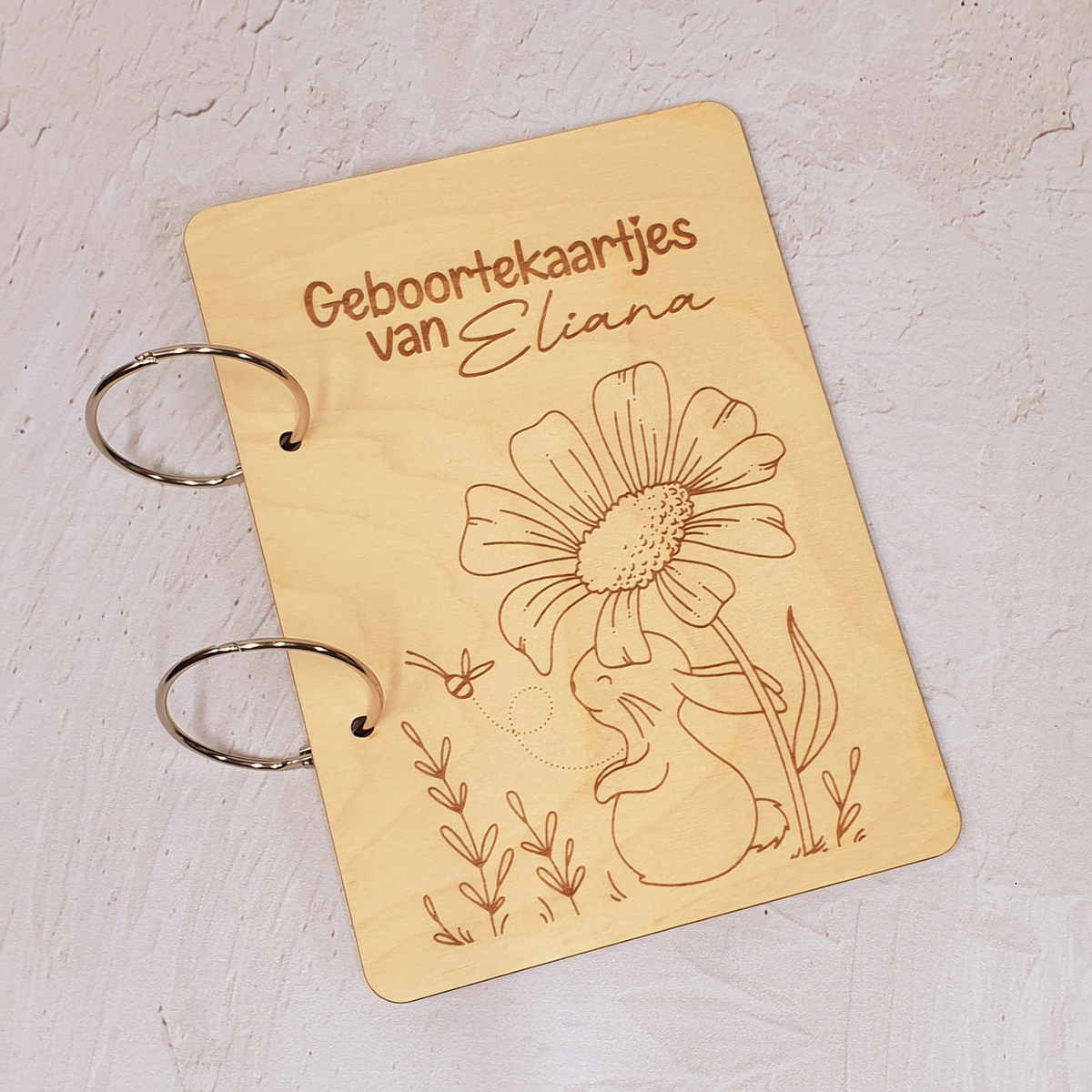 Houten bewaarbundel geboortekaartjes gegraveerd konijn met bloem gepersonaliseerd met naam