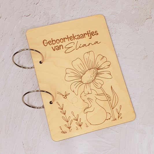 Houten bewaarbundel geboortekaartjes gegraveerd konijn met bloem gepersonaliseerd met naam