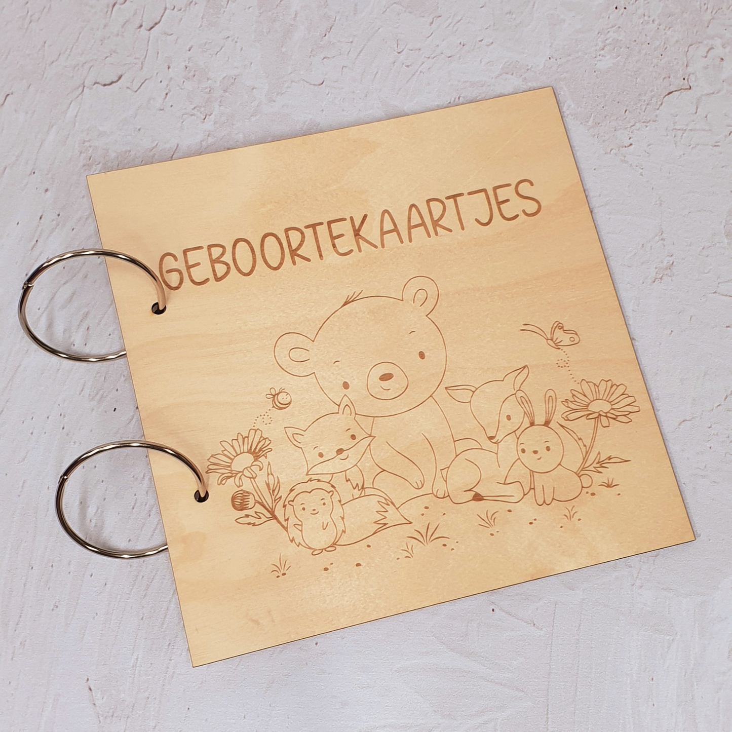 Houten bewaarbundel geboortekaartjes gegraveerde bosdieren