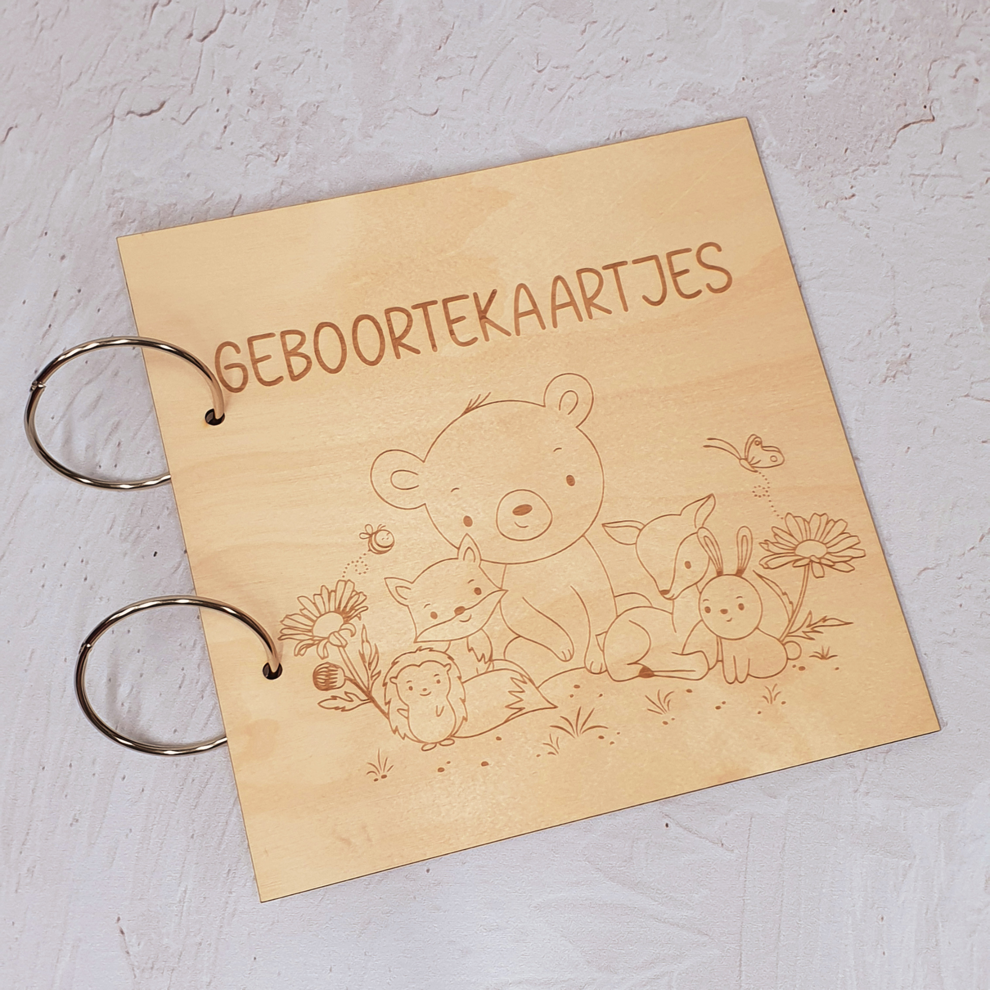 Houten bewaarbundel geboortekaartjes gegraveerde bosdieren