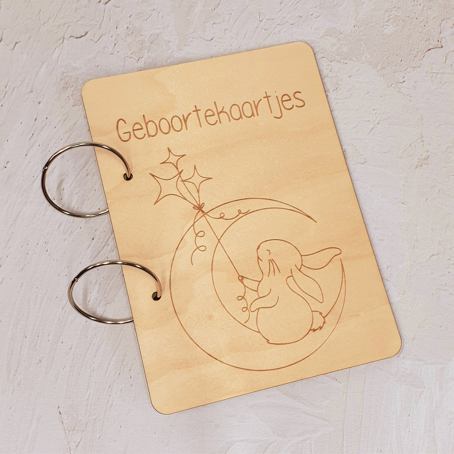 Houten bewaarbundel geboortekaartjes konijn op de maan gegraveerd
