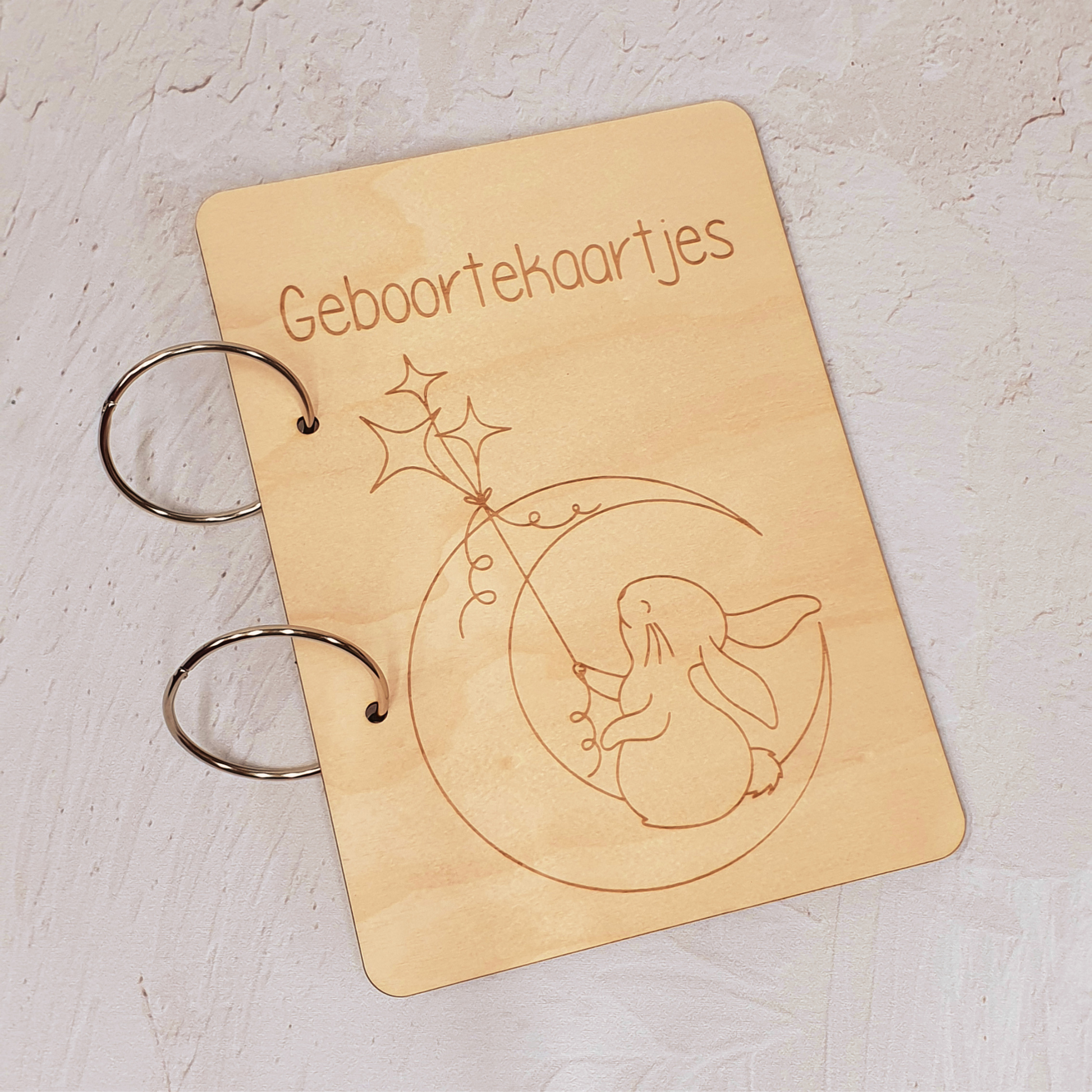 Houten bewaarbundel geboortekaartjes konijn op de maan gegraveerd