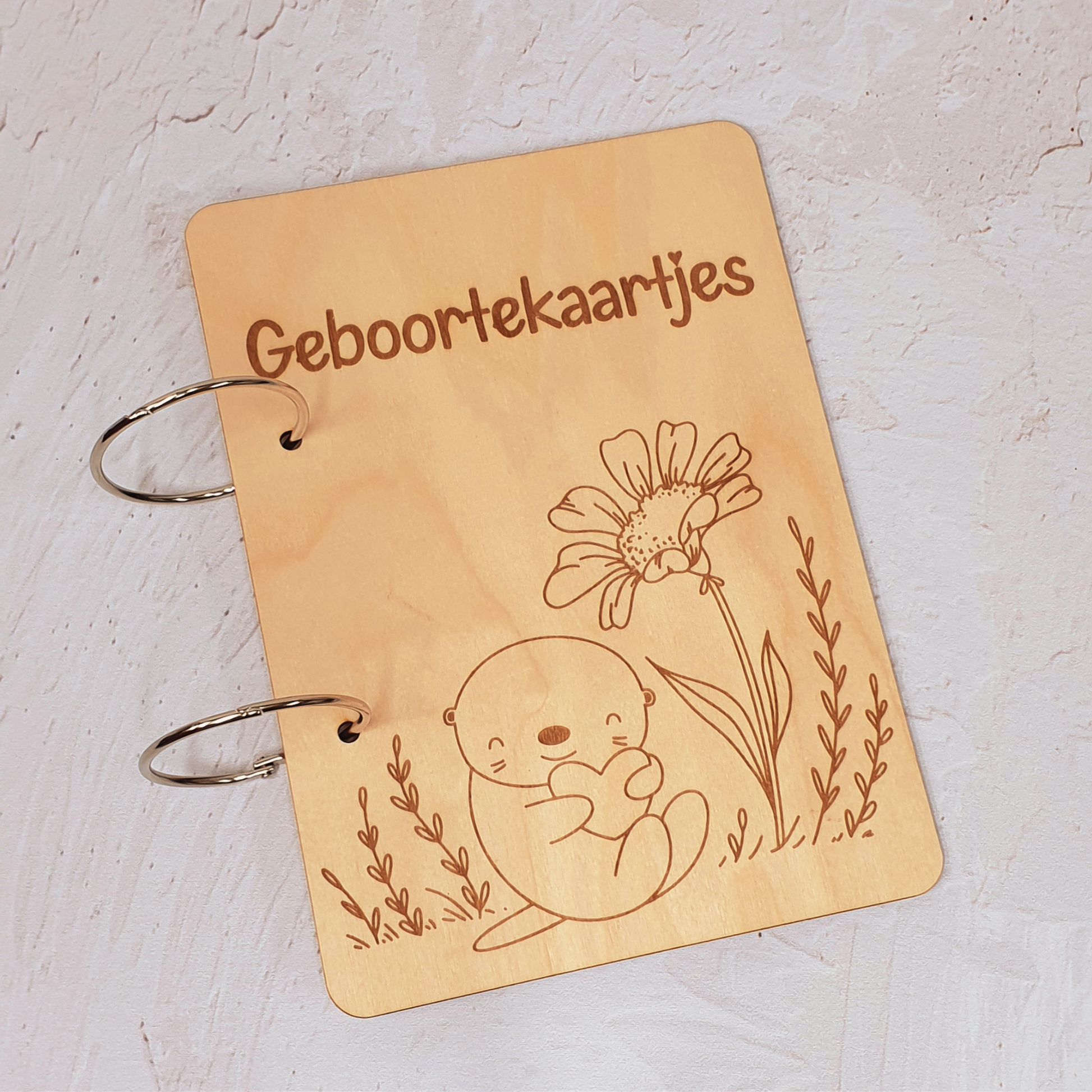Houten bewaarbundel geboortekaartjes otter met bloem