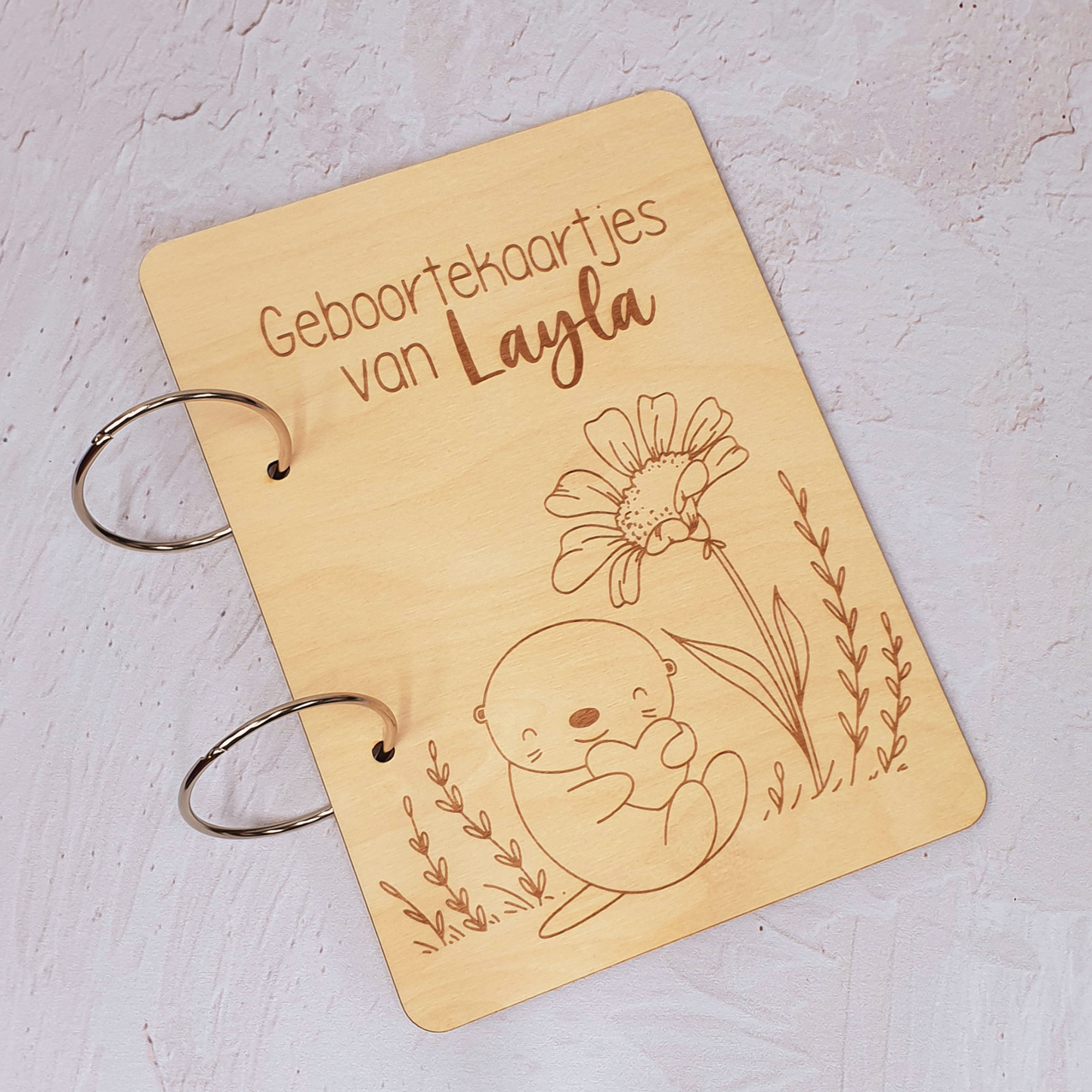 Houten bewaarbundel geboortekaartjes otter met bloem gepersonaliseerd
