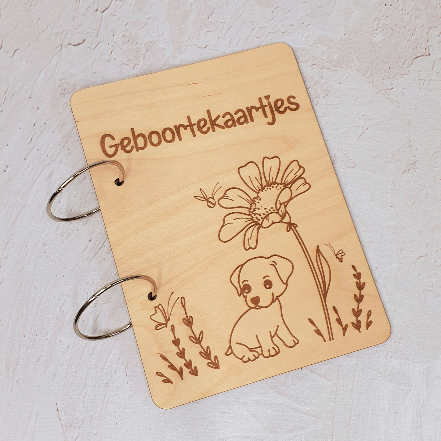 Houten bewaarbundel geboortekaartjes puppy met bloem