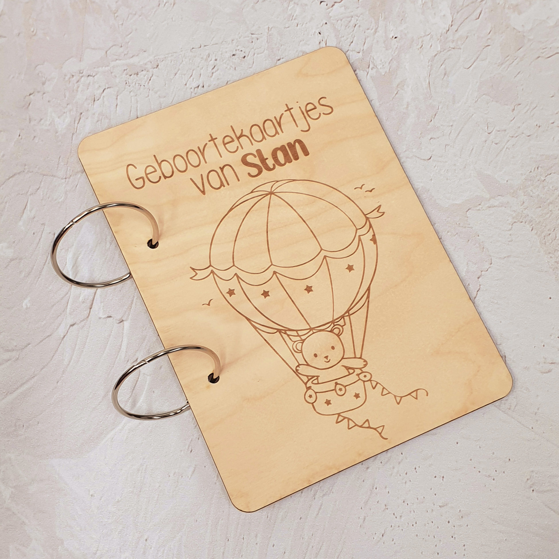 Houten bewaarbundel kaartjes gegraveerde beer in luchtballon gepersonaliseerd