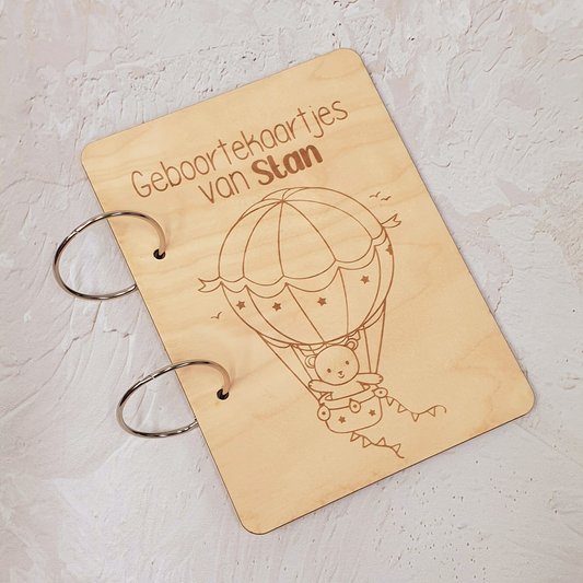 Houten bewaarbundel kaartjes gegraveerde beer in luchtballon gepersonaliseerd