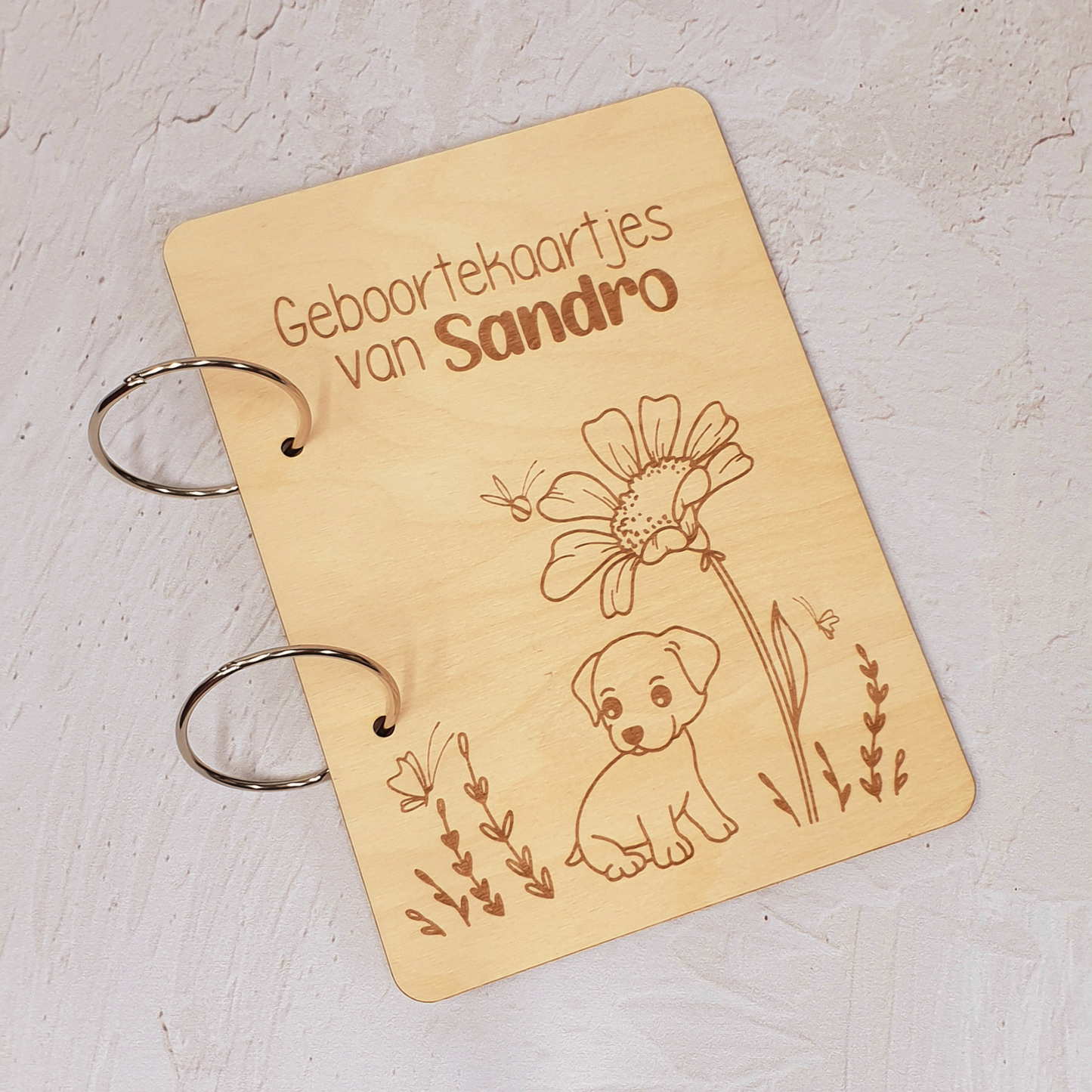 Houten bewaarbundel geboortekaartjes puppy met bloem gepersonaliseerd