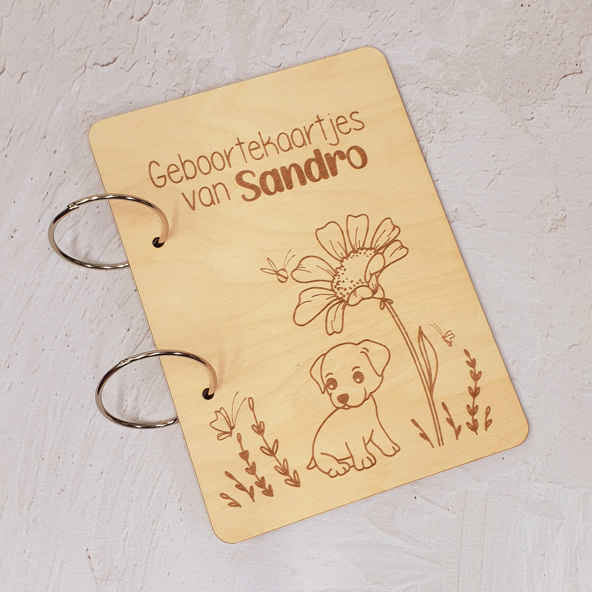 Houten bewaarbundel geboortekaartjes puppy met bloem gepersonaliseerd