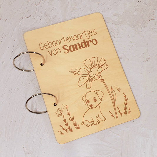 Houten bewaarbundel geboortekaartjes puppy met bloem gepersonaliseerd