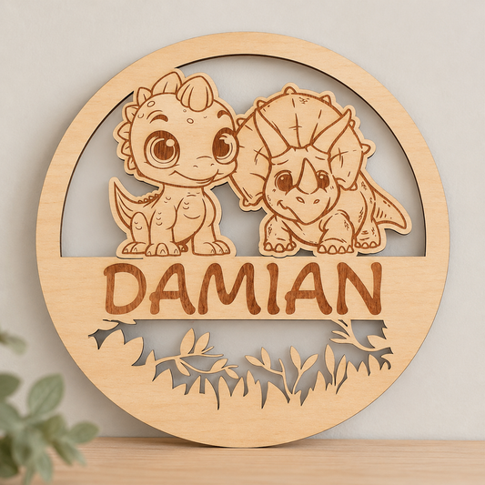 Houten bord gegraveerd met twee dino's. gepersonaliseerd met naam
