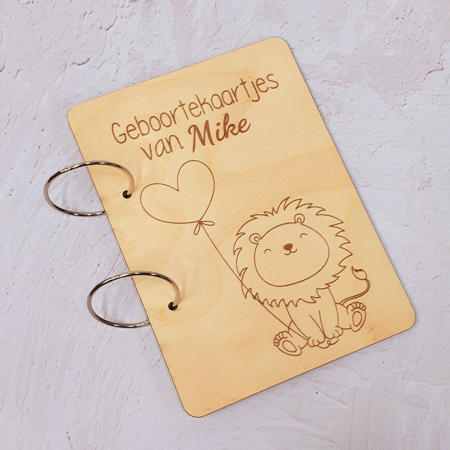 Houten geboortekaartjes bewaarbundel leeuw met hartjesballon gepersonaliseerd