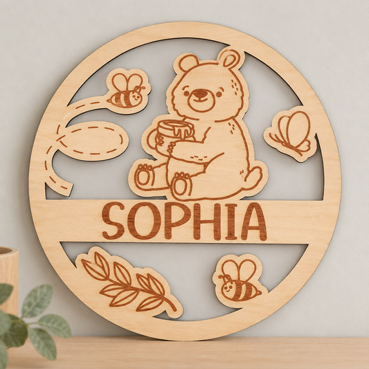 Houten bord gegraveerd en gepersonaliseerd met naam. Babykamer honing beer winnie the pooh 