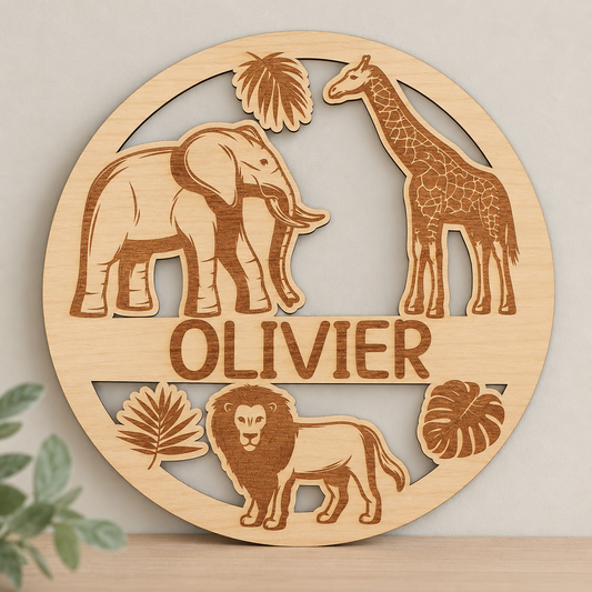 Houten safari naambord gegraveerd met olifant giraffe en leeuw. Gepersonaliseerd met naam